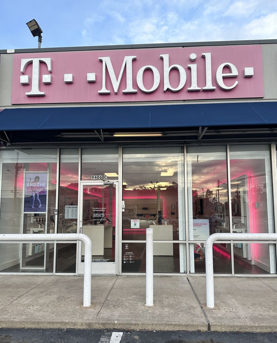 Exterior photo of T-Mobile Store at Cullen Blvd & Wilmington St, Houston, TX