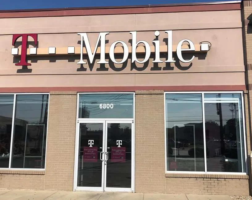 Exterior photo of T-Mobile store at Dixie Highway, Louisville, KY