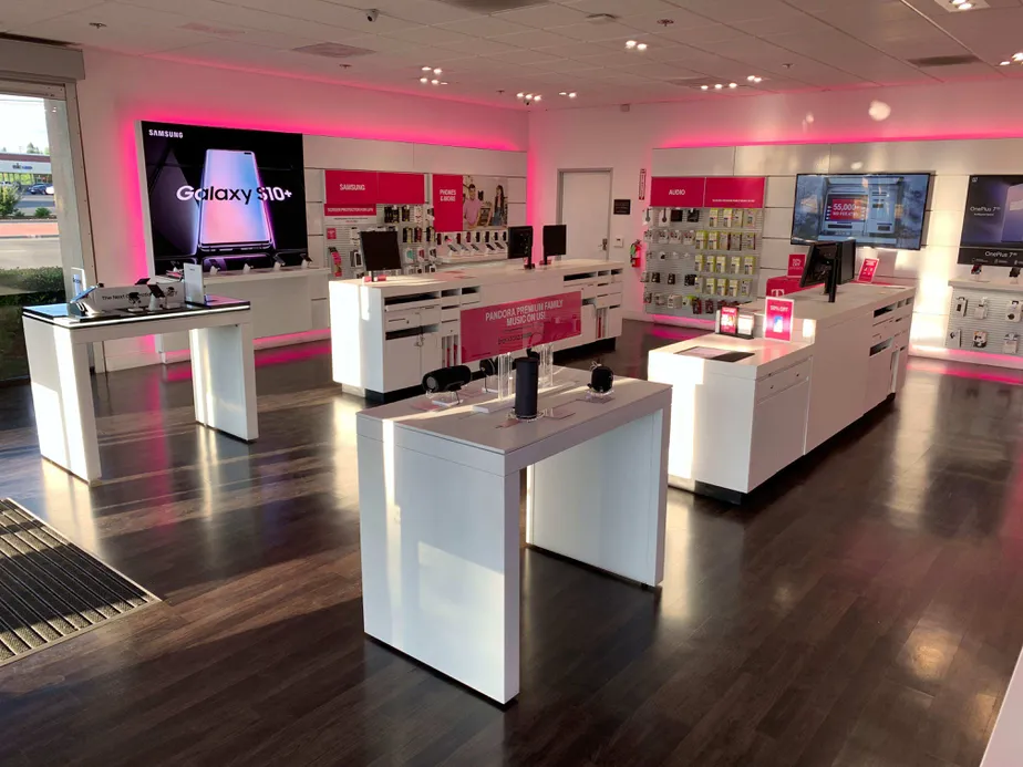 Foto del interior de la tienda T-Mobile en Jensen & Bethel, Sanger, CA