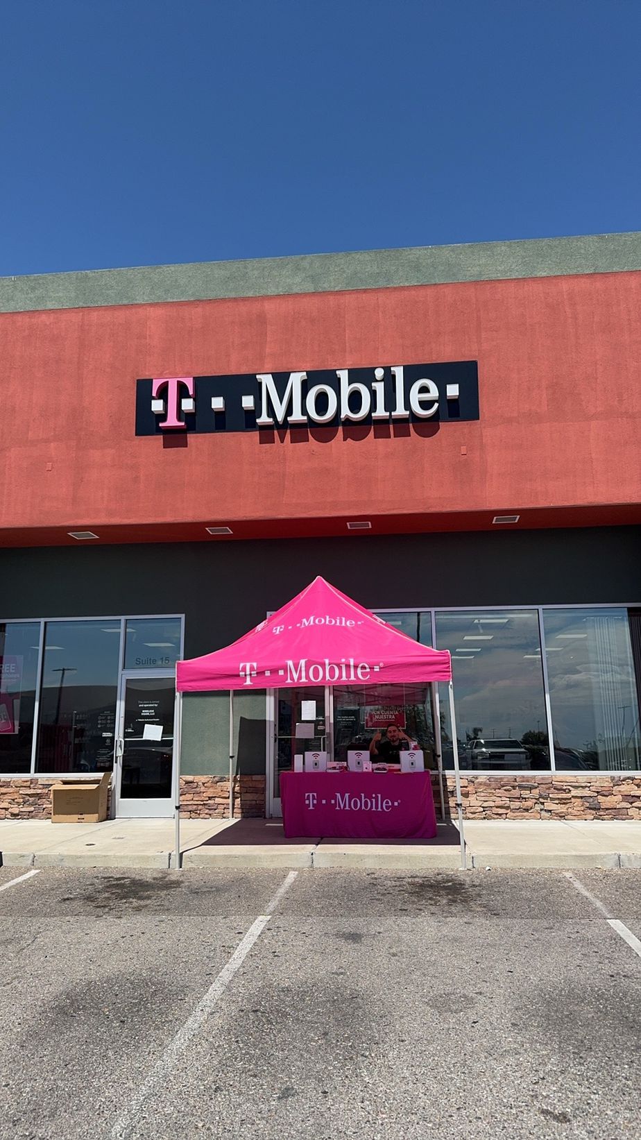 Exterior photo of T-Mobile Store at Unser and Southern, Rio Rancho, NM