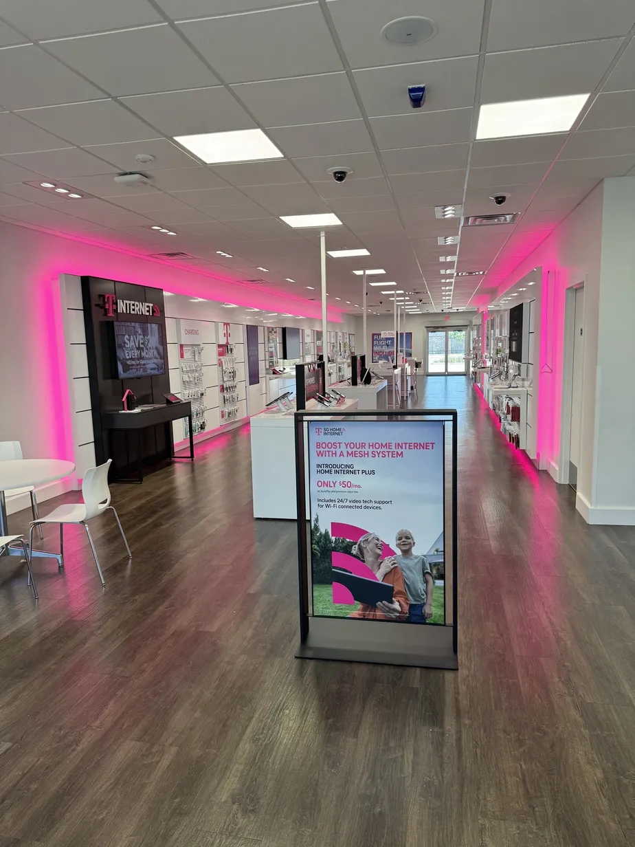  Interior photo of T-Mobile Store at Veterans & Richland, Metairie, LA 