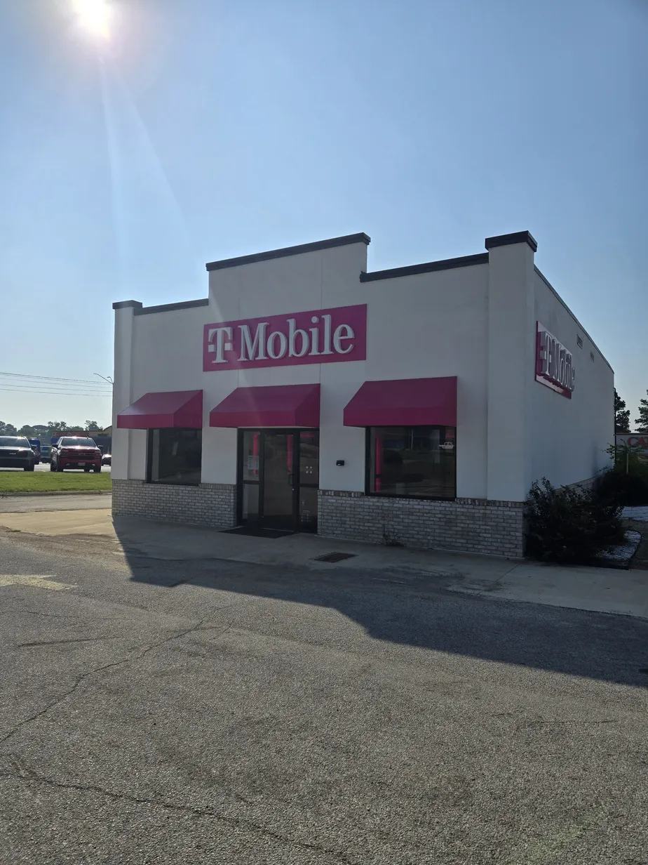  Exterior photo of T-Mobile Store at Henderson Plaza, Henderson, TX 