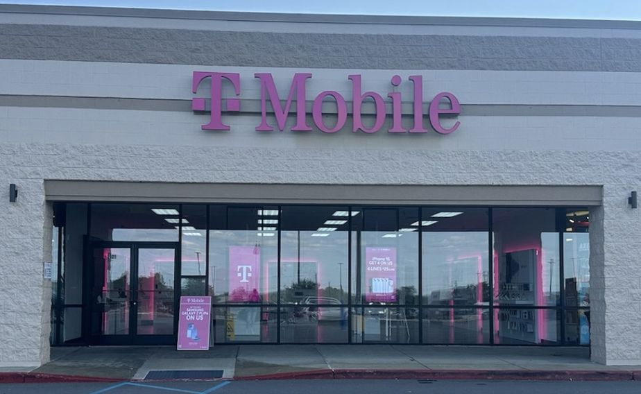 Exterior photo of T-Mobile Store at Union Square, New Castle, PA