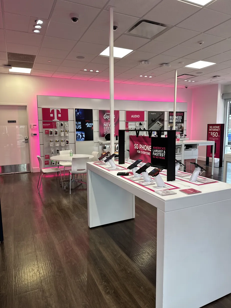 Foto del interior de la tienda T-Mobile en Zona Rosa, Kansas City, MO