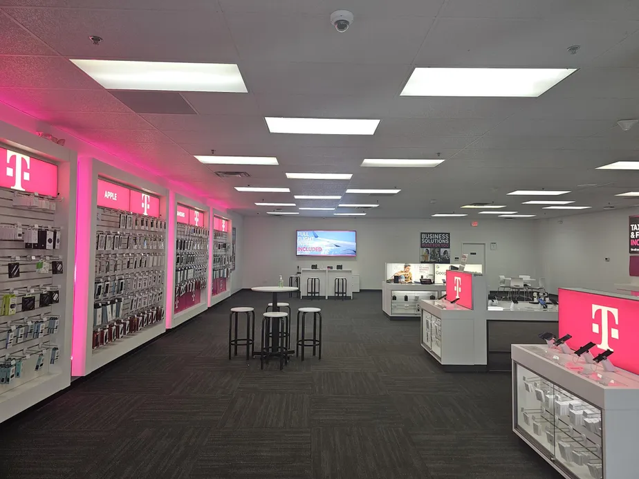 Foto del interior de la tienda T-Mobile en Chouteau Crossings, Kansas City, MO