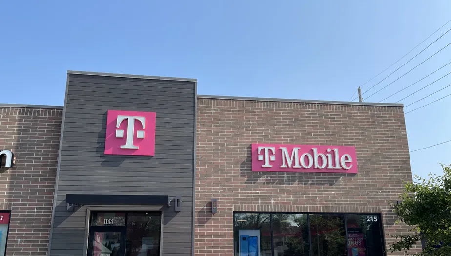 Foto del exterior de la tienda T-Mobile en Ogden & Washington- Naperville, Naperville, IL