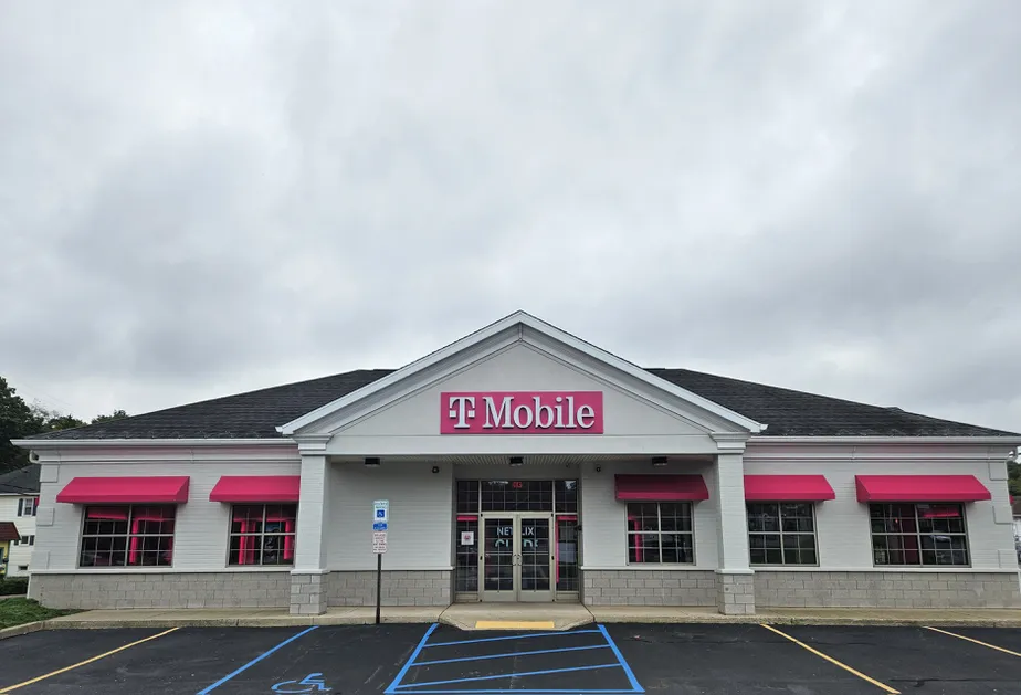  Exterior photo of T-Mobile Store at Memorial Hwy & Franklin, Shavertown, PA 