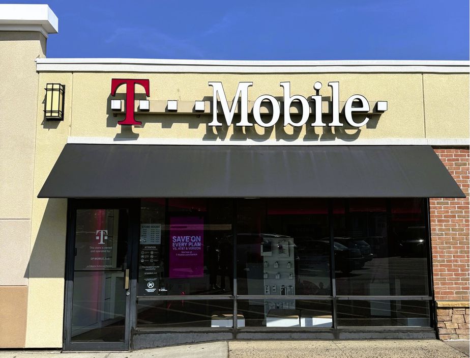 Exterior photo of T-Mobile Store at Plaza Center Mall, Secaucus, NJ