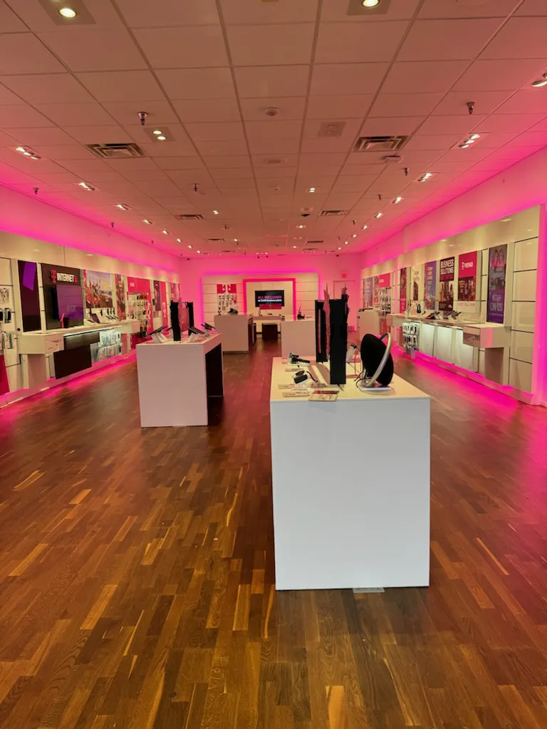 Foto del interior de la tienda T-Mobile en Fair City Mall, Fairfax, VA
