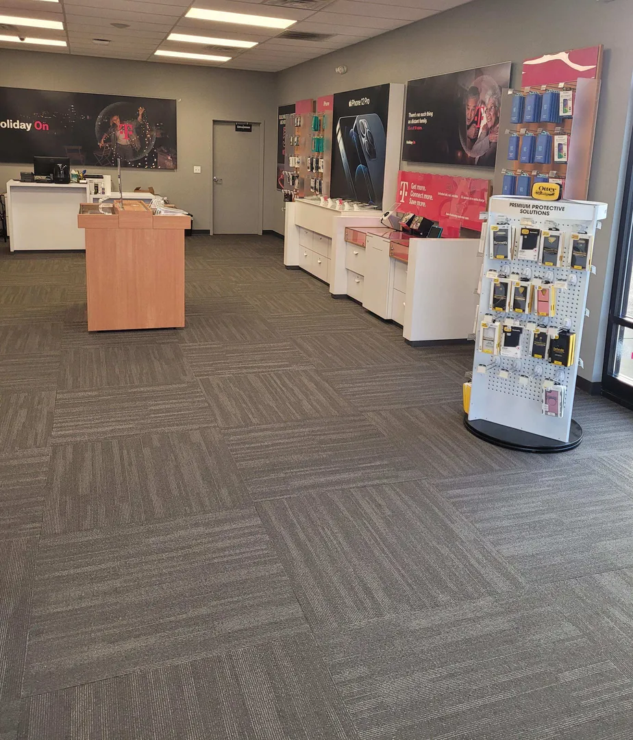 Foto del interior de la tienda T-Mobile en S 2nd St & Ivy St, Coshocton, OH