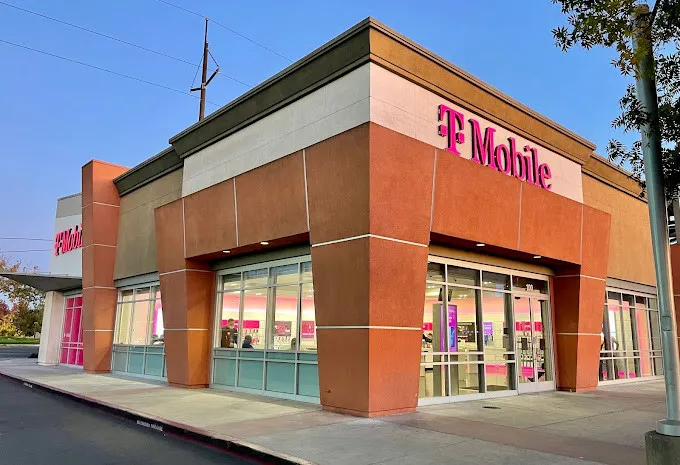 Foto del exterior de la tienda T-Mobile en Howe & Hallmark, Sacramento, CA