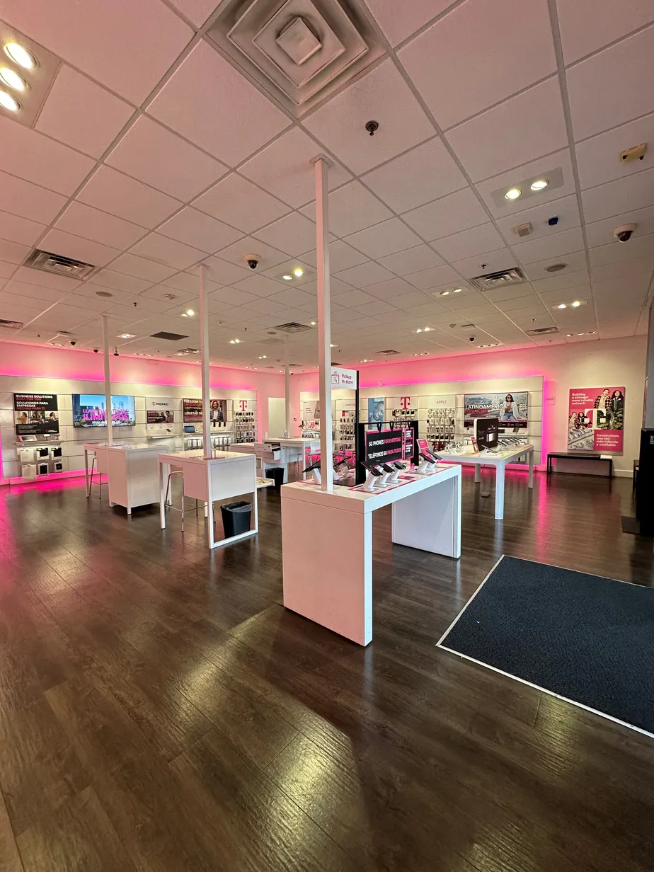 Foto del interior de la tienda T-Mobile en Craig & Losee, North Las Vegas, NV