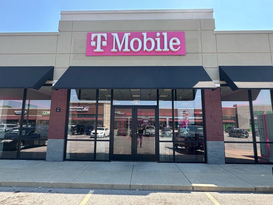 Exterior photo of T-Mobile Store at I-70 & Hwy 157, Collinsville, IL