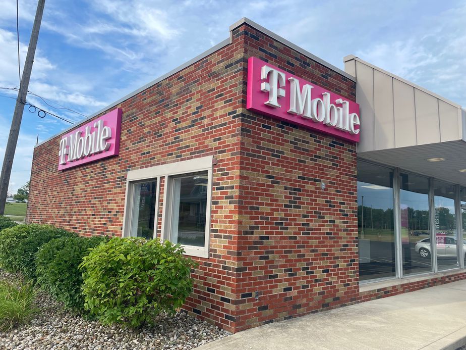 Exterior photo of T-Mobile Store at N Sandusky Ave & River St, Bucyrus, OH