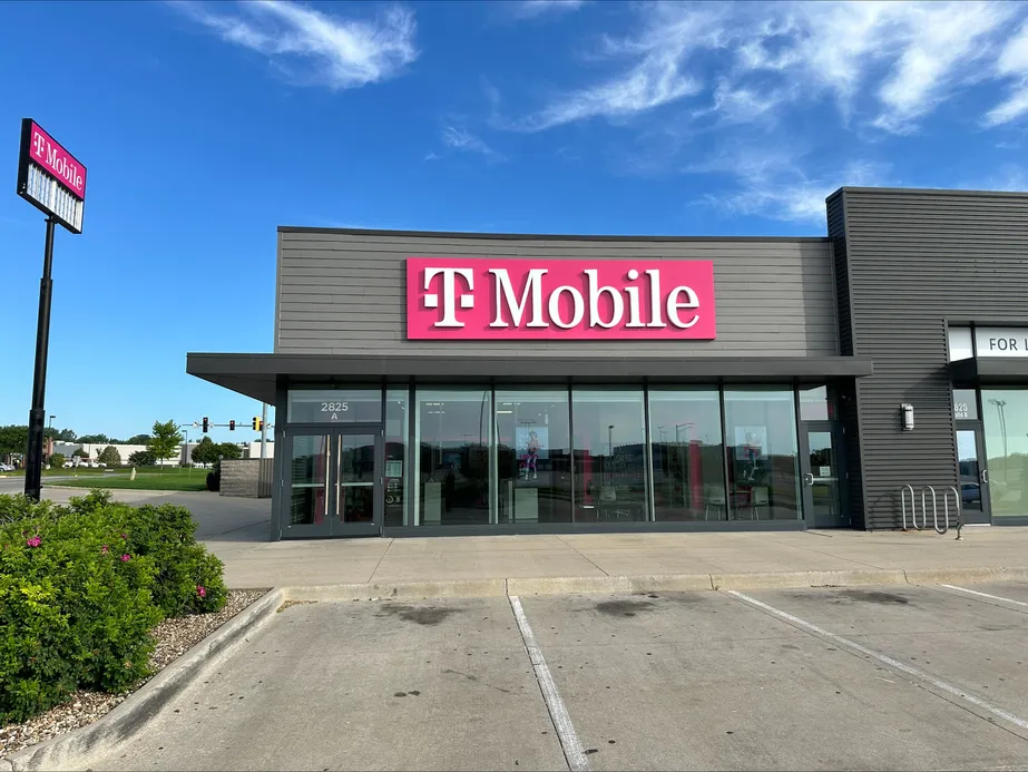  Exterior photo of T-Mobile Store at Crossroads Blvd & Penneys St, Waterloo, IA 