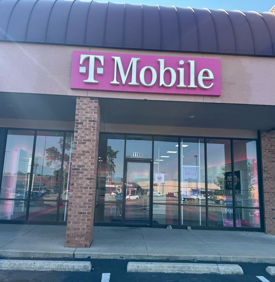 Exterior photo of T-Mobile Store at W Gannon & Veterans Blvd, Festus, MO