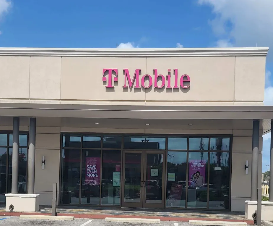 Exterior photo of T-Mobile Store at Causeway, Metairie, LA