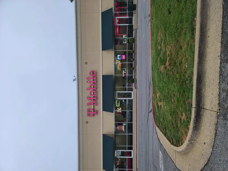 Exterior photo of T-Mobile Store at Harrisonburg Crossing, Harrisonburg, VA