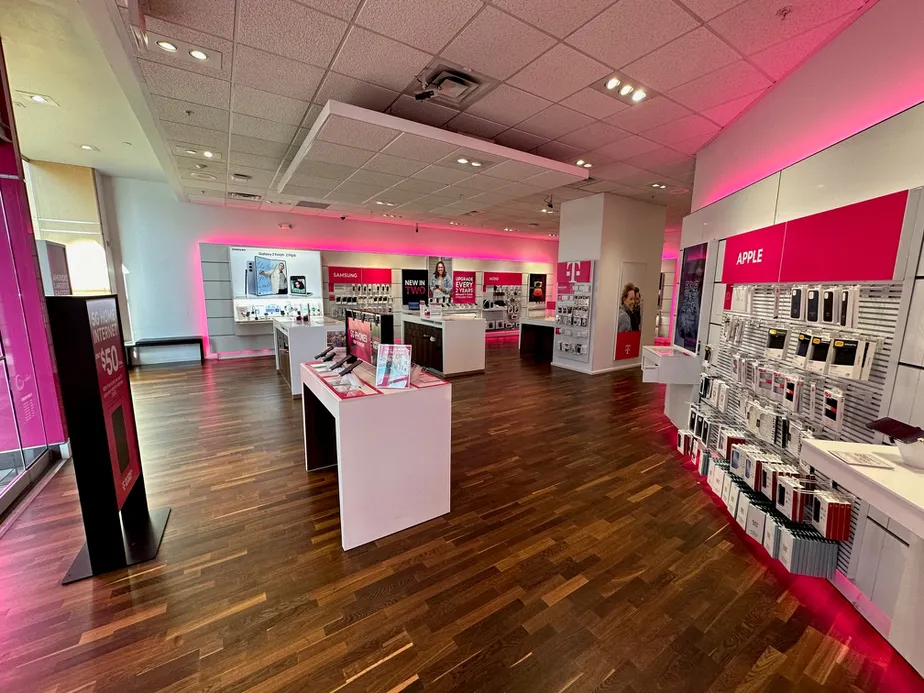 Foto del interior de la tienda T-Mobile en South Town Mall, Sandy, UT