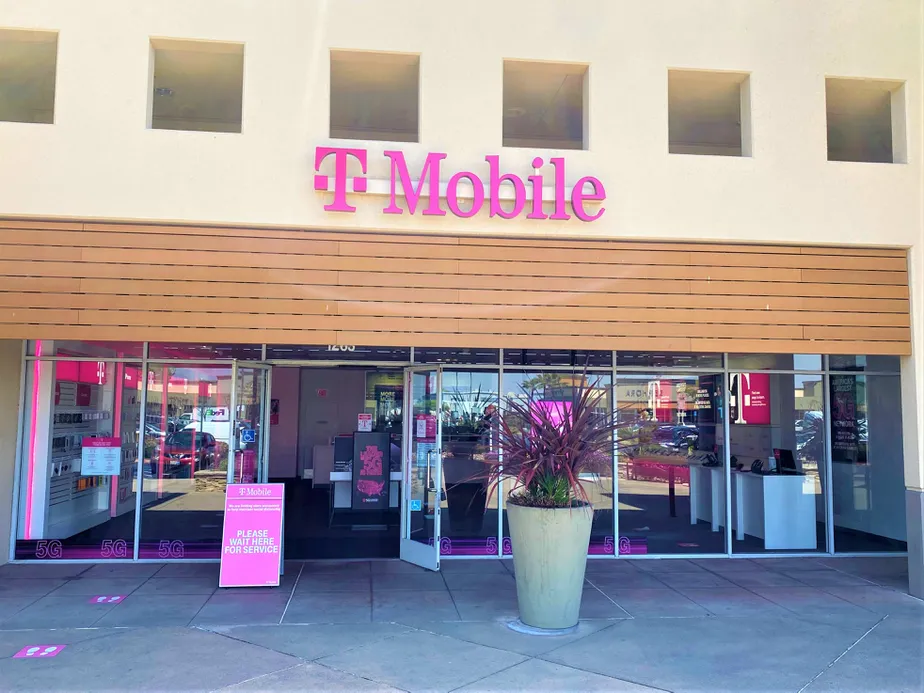 Foto del exterior de la tienda T-Mobile en Marina Blvd & Teagarden St, San Leandro, CA