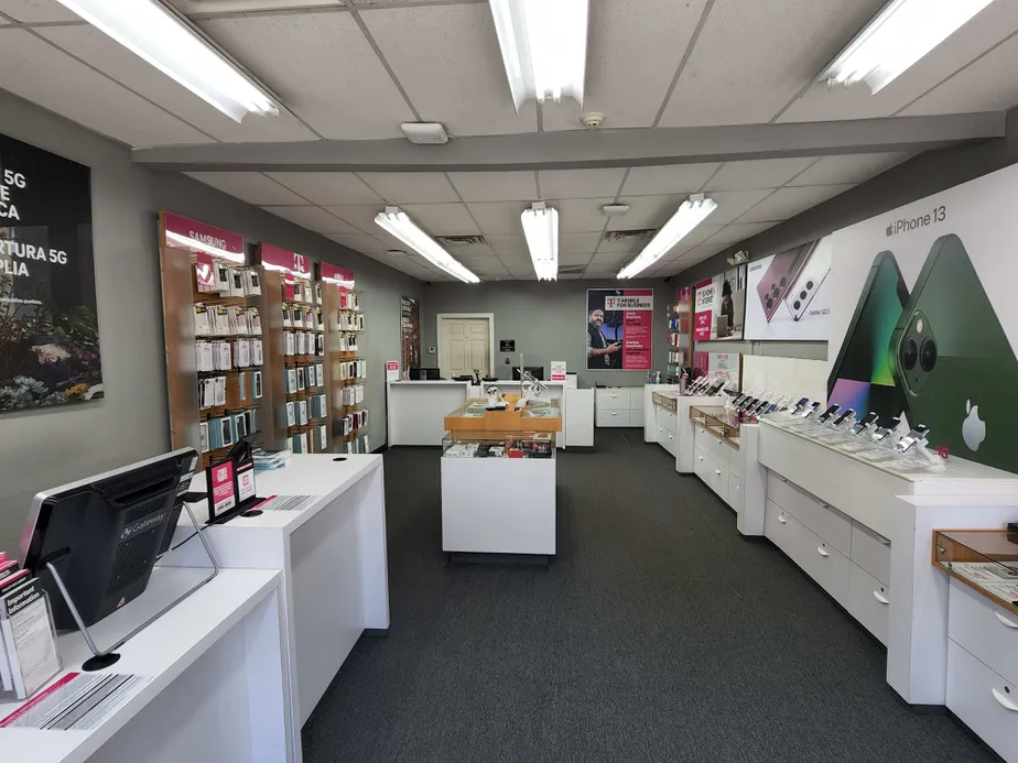 Foto del interior de la tienda T-Mobile en Bergenline Ave & Golden Ln, Union City, NJ