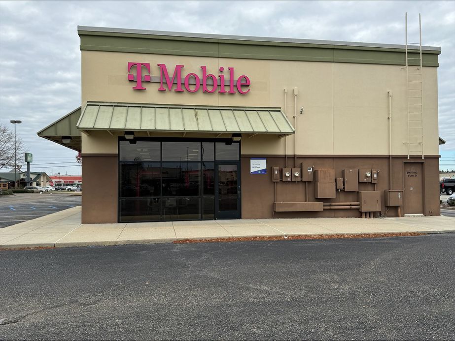 Exterior photo of T-Mobile Store at Siegen Plaza, Baton Rouge, LA