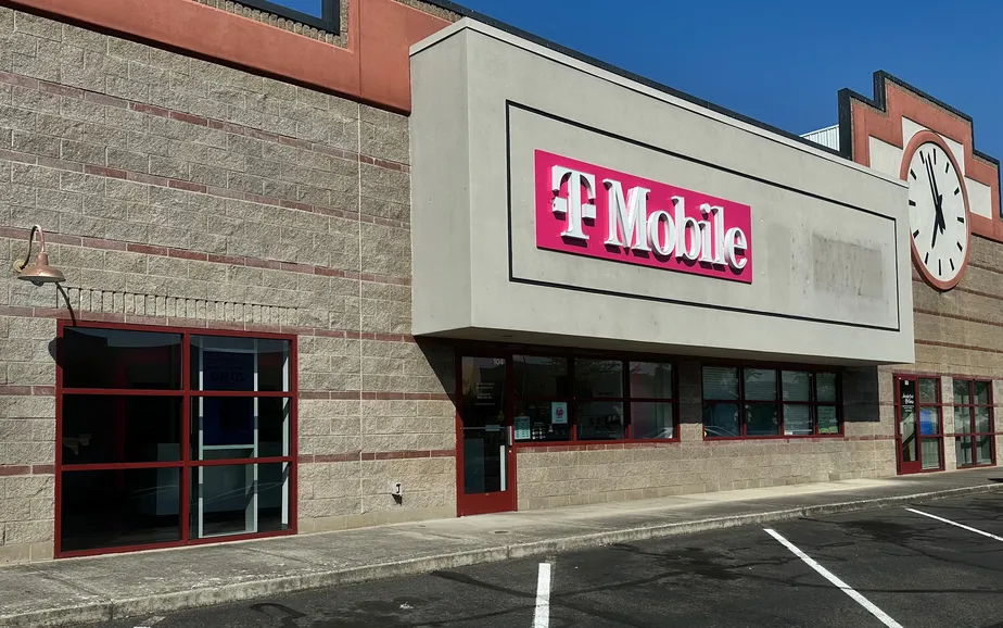  Exterior photo of T-Mobile Store at Delta Waters Rd & Crater Lake Hwy, Medford, OR 