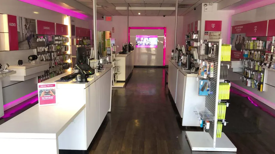 Foto del interior de la tienda T-Mobile en Fordham Rd & Jerome Ave, The Bronx, NY