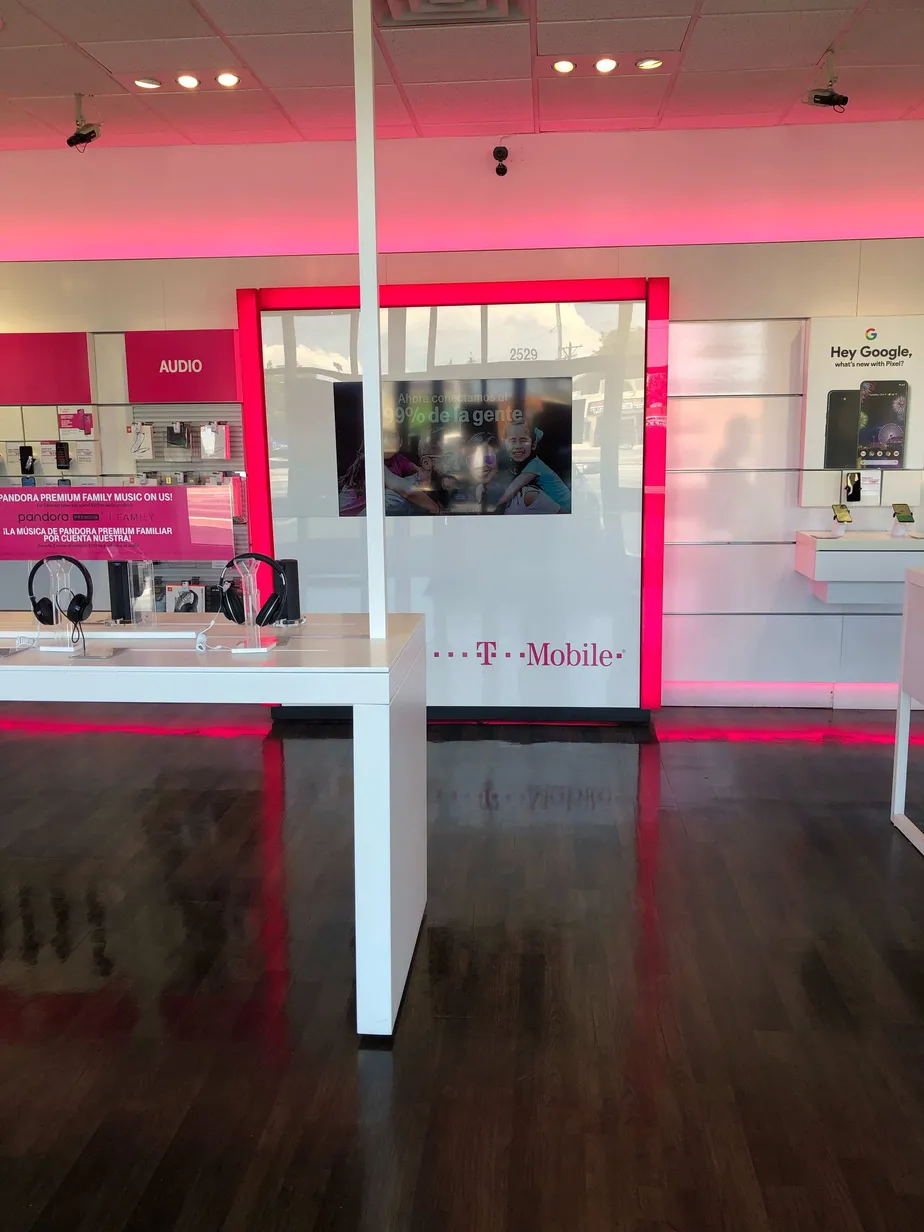Foto del interior de la tienda T-Mobile en San Mateo, Albuquerque, NM