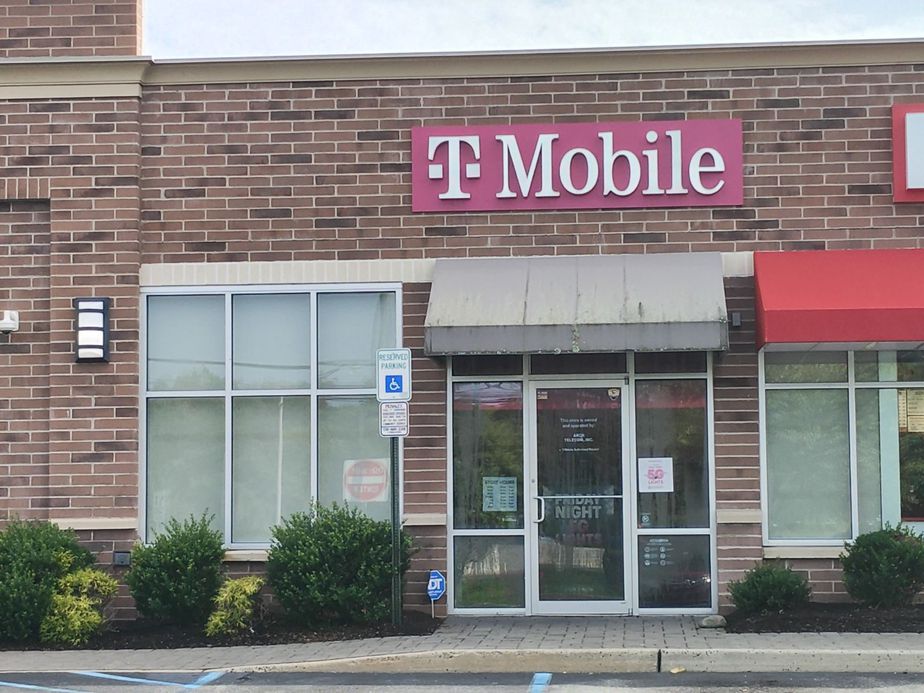 Exterior photo of T-Mobile Store at White Horse Pike & Haddon Ave, Absecon, NJ