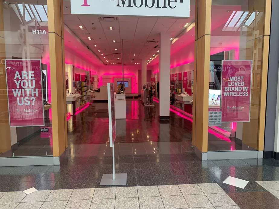 Exterior photo of T-Mobile store at Lincolnwood Town Center Mall, Lincolnwood, IL