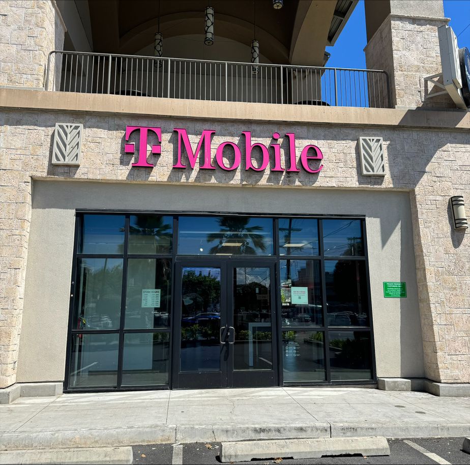 Exterior photo of T-Mobile Store at Beretania & Piikoi, Honolulu, HI