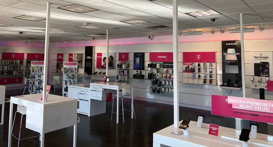 Foto del interior de la tienda T-Mobile en Calhoun Memorial, Easley, SC