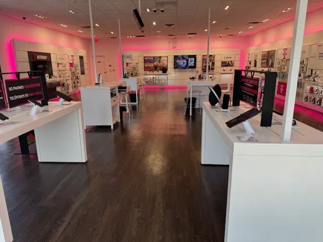Foto del interior de la tienda T-Mobile en Topanga Canyon & Roscoe Blvd, Canoga Park, CA