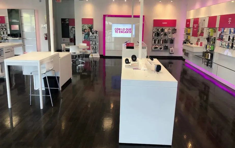 Foto del interior de la tienda T-Mobile en Harriman & Tippecanoe, San Bernardino, CA