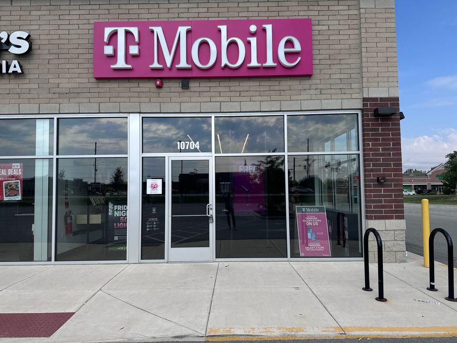 Exterior photo of T-Mobile Store at Broadway & E 107th Ave, Crown Point, IN