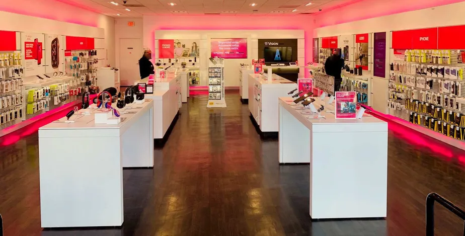 Foto del interior de la tienda T-Mobile en Victory & Van Nuys, Van Nuys, CA