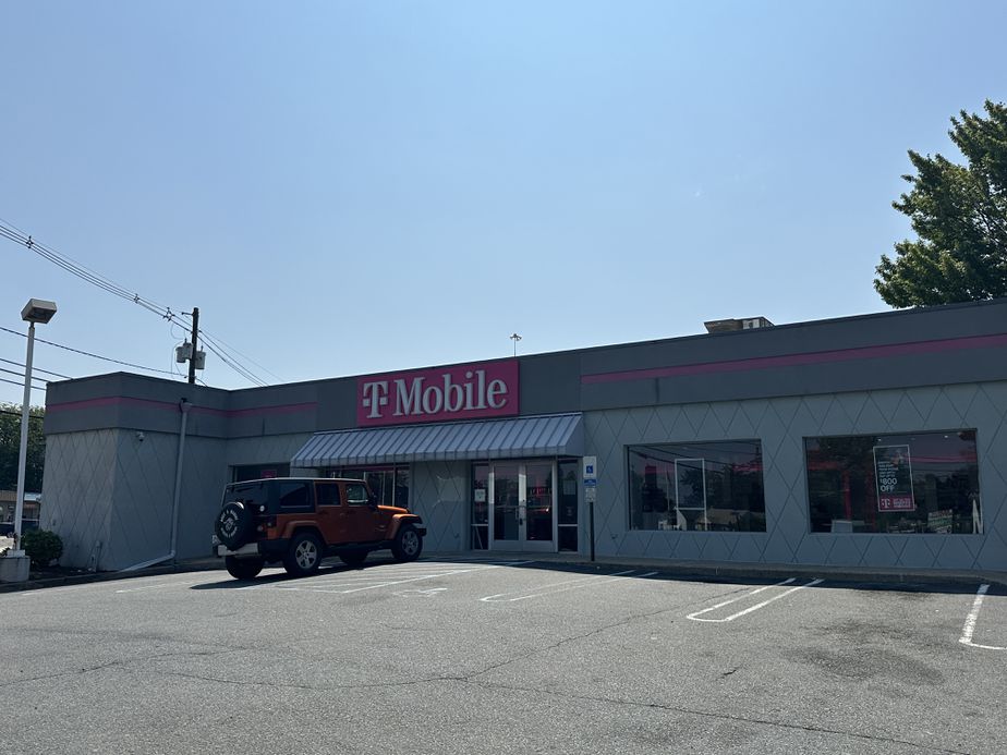 Exterior photo of T-Mobile Store at Rt 18 & Hope Street, East Brunswick, NJ