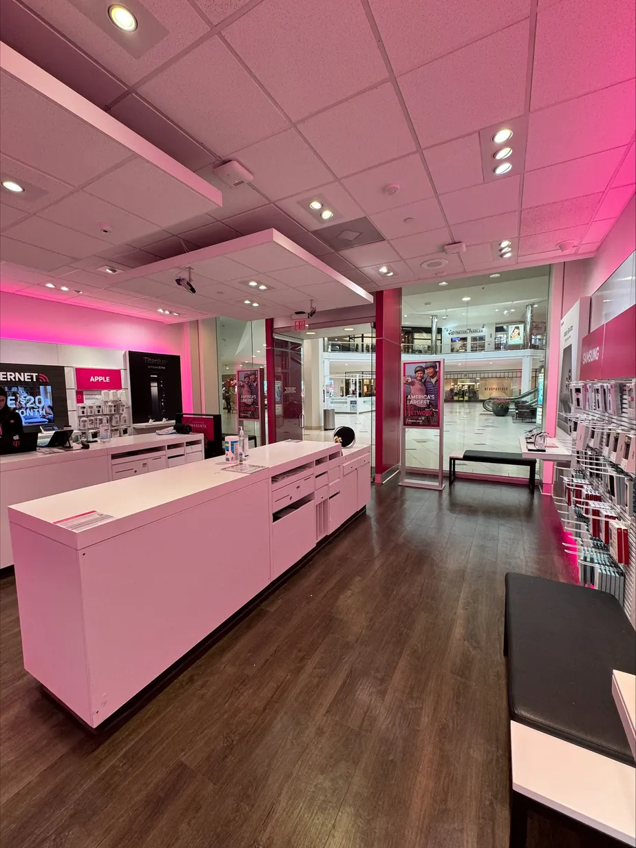 Foto del interior de la tienda T-Mobile en Twelve Oaks Mall, Novi, MI