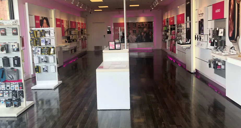 Foto del interior de la tienda T-Mobile en S Main St & E Spring Valley Rd, Centerville, OH
