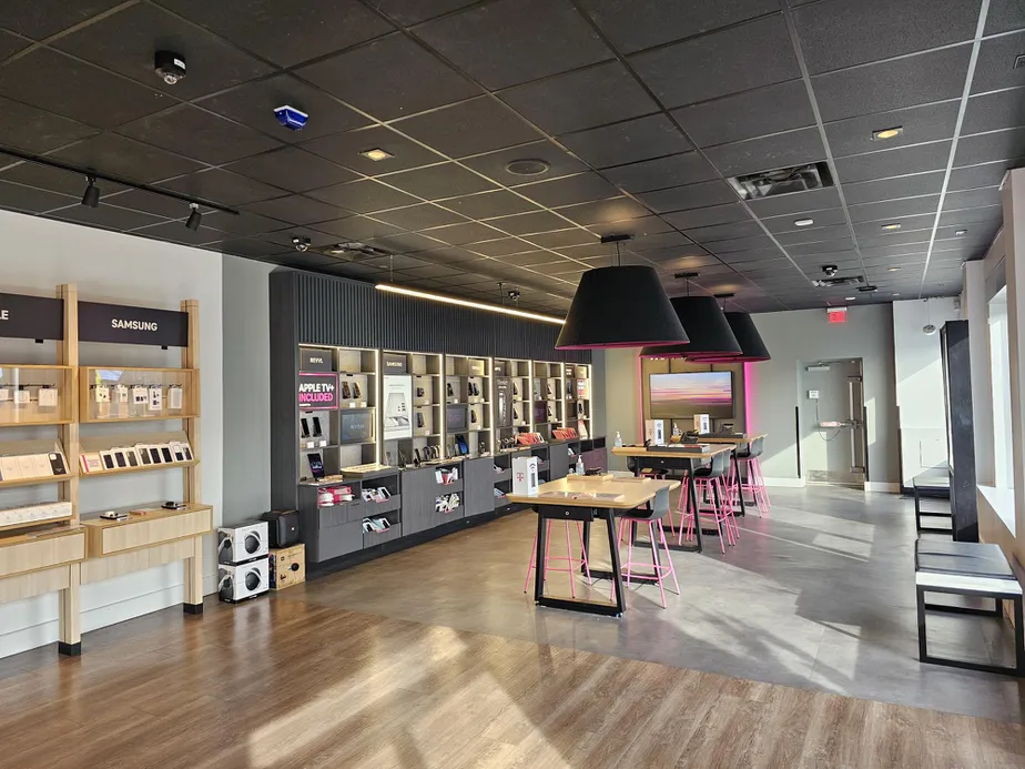  Interior photo of T-Mobile Store at Boston Post Rd & Hommocks Rd, Larchmont, NY 