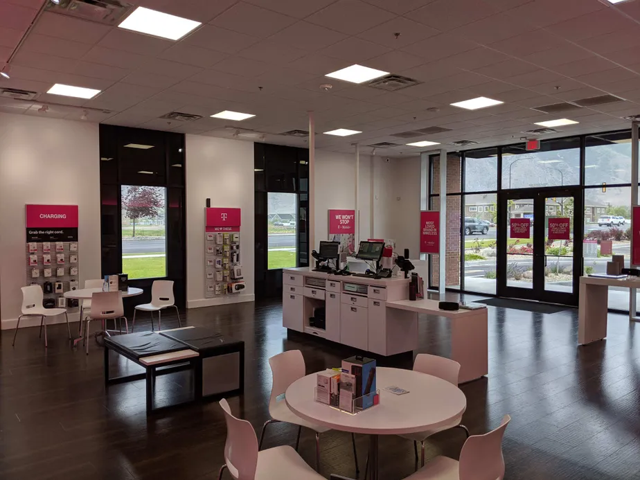 Foto del interior de la tienda T-Mobile en W 400 S And S 950 West, Springville, UT