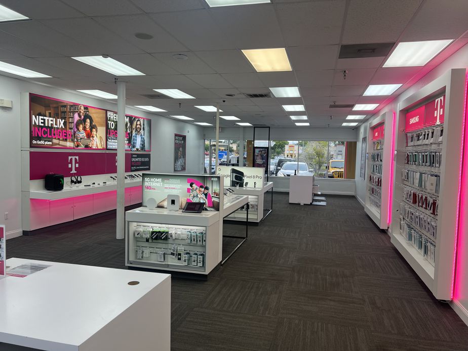Interior photo of T-Mobile Store at Victoria Plaza, Apopka, FL