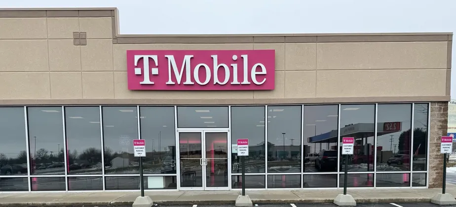  Exterior photo of T-Mobile Store at Cherokee Dr & Walmart Dr, Marshall, MO 