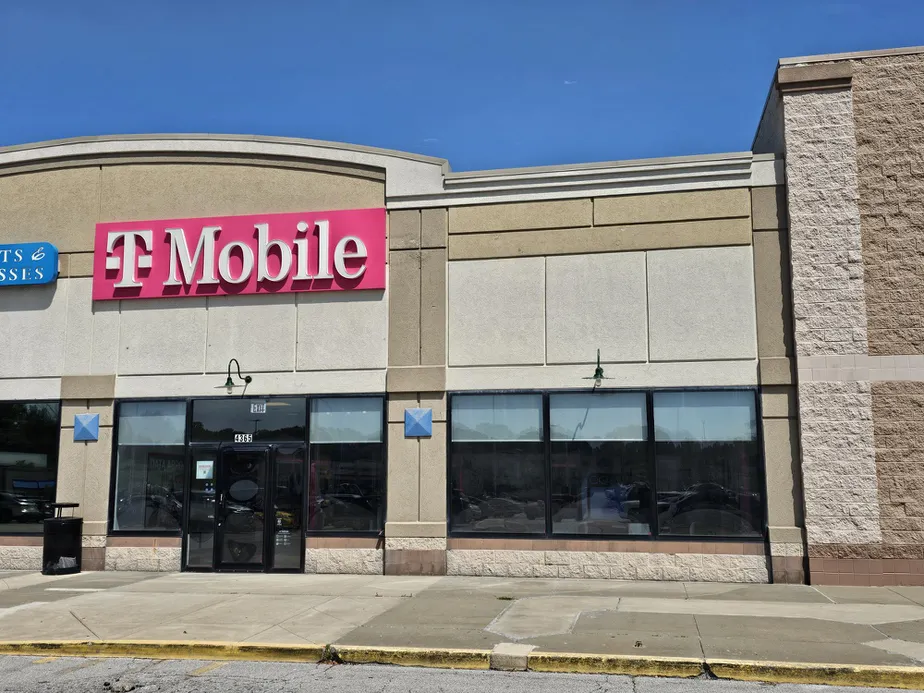  Exterior photo of T-Mobile Store at Chouteau Crossings, Kansas City, MO 