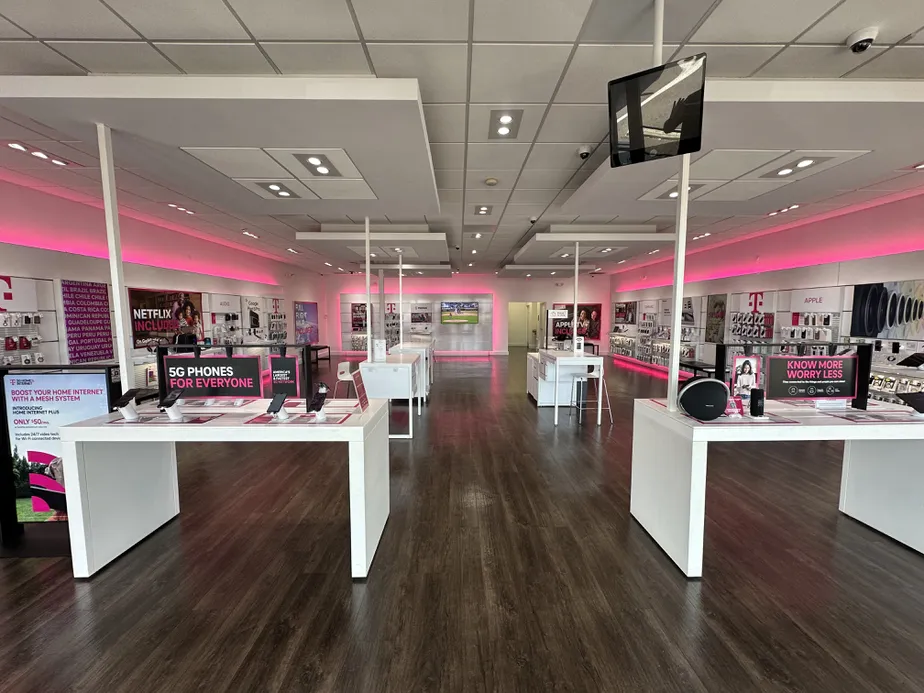 Foto del interior de la tienda T-Mobile en Fowler Ave & 50th St, Tampa, FL
