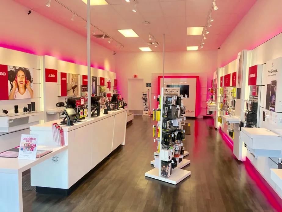 Foto del interior de la tienda T-Mobile en Darrington & Horizon, Horizon City, TX