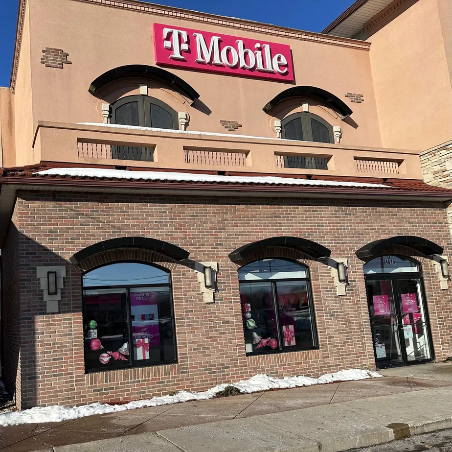Exterior photo of T-Mobile Store at Grape Rd & Edison Lakes Pkwy, Mishawaka, IN