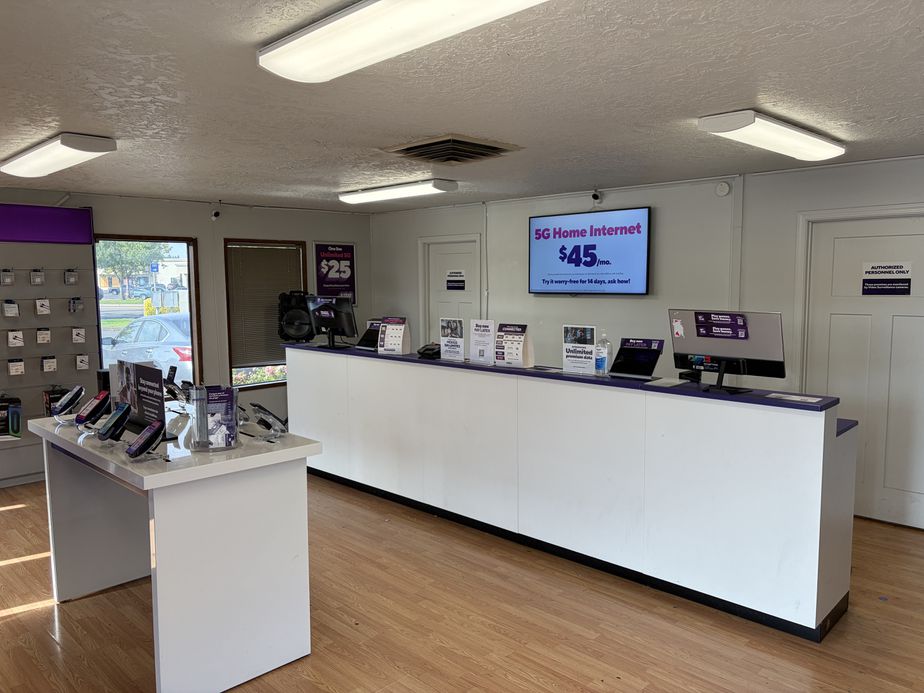 Metro by T-Mobile 1585 N Pacific Hwy Q - 1585 N Pacific Hwy Q