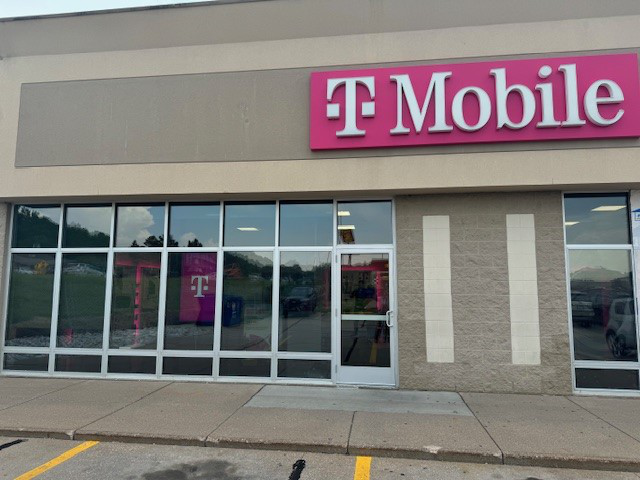 Foto del exterior de la tienda T-Mobile en 41st Ave Dr & 10th St Dr, Moline, IL